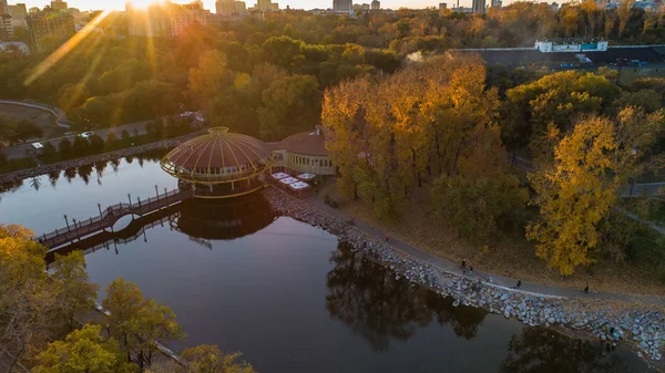 Khabarovsk Park in the city center. city ponds. autumn. the view from the top. taken by drone. — Stock Photo, Image