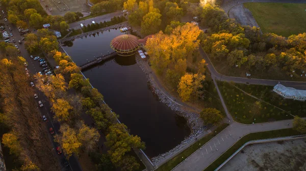Parque Khabarovsk en el centro de la ciudad. estanques de la ciudad. otoño. la vista desde arriba. tomado por drone . — Foto de Stock