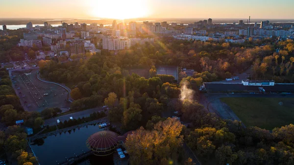 Khabarovsk Park in the city center. city ponds. autumn. the view from the top. taken by drone. — Stock Photo, Image