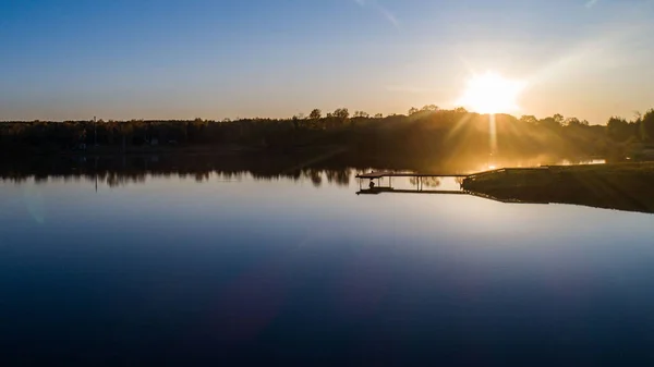 Amarre lago niebla puesta de sol verano amarillo verde negro —  Fotos de Stock