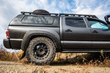 Bir offroad Toyota Tacoma hızlı yolculuk