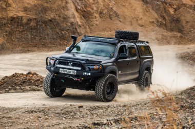 Habarovsk, Rusya Federasyonu - 7 Ekim 2018: Toyota Tacoma hızlı bir offroad sürüş
