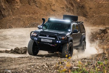Habarovsk, Rusya Federasyonu - 7 Ekim 2018: Toyota Tacoma hızlı bir offroad sürüş