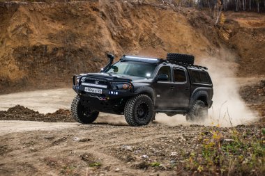 Habarovsk, Rusya Federasyonu - 7 Ekim 2018: Toyota Tacoma hızlı bir offroad sürüş