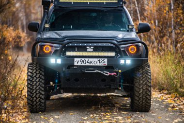 Habarovsk, Rusya Federasyonu - 7 Ekim 2018: Toyota Tacoma hızlı bir offroad sürüş
