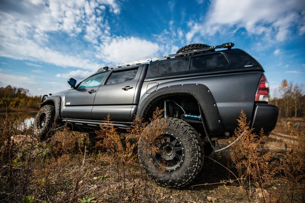 Toyota tacoma schnelle Fahrt im Gelände — Stockfoto