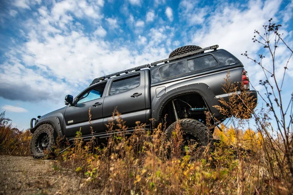 Toyota Tacoma quick ride on a offroad — Stock Photo, Image