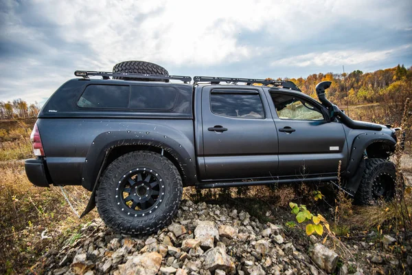 Toyota tacoma schnelle Fahrt im Gelände — Stockfoto