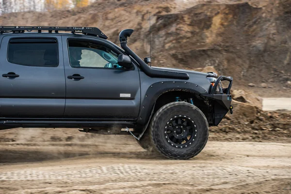 Bir offroad Toyota Tacoma hızlı yolculuk