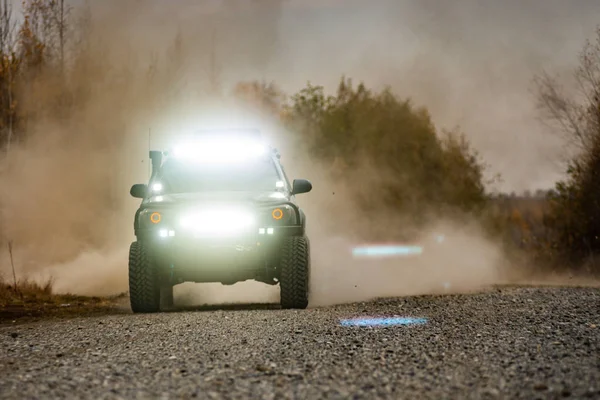 Toyota Tacoma paseo rápido en un todoterreno — Foto de Stock