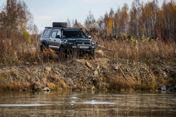 Хабаровск, Россия - 7 октября 2018 года: Toyota Tacoma быстро едет по бездорожью — стоковое фото