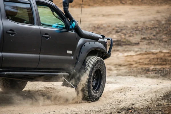 Habarovsk, Rusya Federasyonu - 7 Ekim 2018: Toyota Tacoma hızlı bir offroad sürüş — Stok fotoğraf