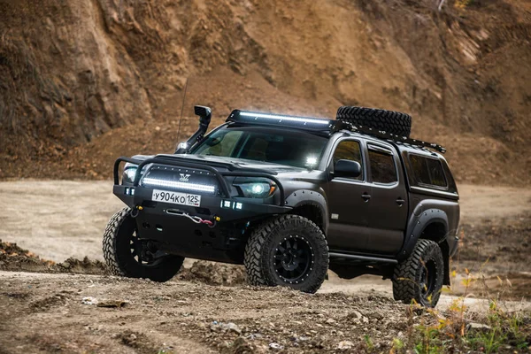 Habarovsk, Rusya Federasyonu - 7 Ekim 2018: Toyota Tacoma hızlı bir offroad sürüş