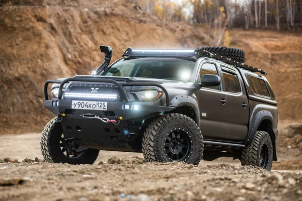 Habarovsk, Rusya Federasyonu - 7 Ekim 2018: Toyota Tacoma hızlı bir offroad sürüş
