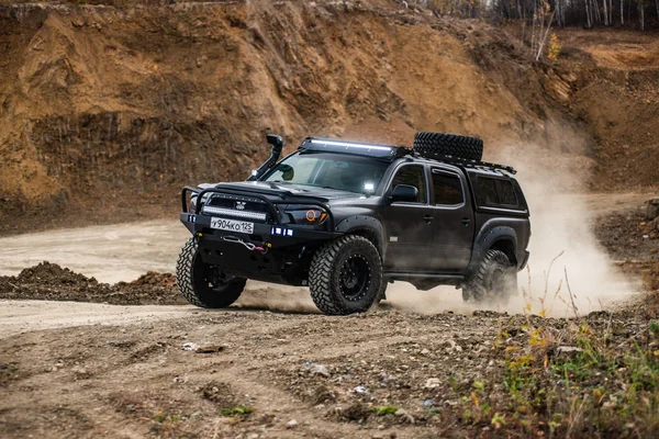 Habarovsk, Rusya Federasyonu - 7 Ekim 2018: Toyota Tacoma hızlı bir offroad sürüş