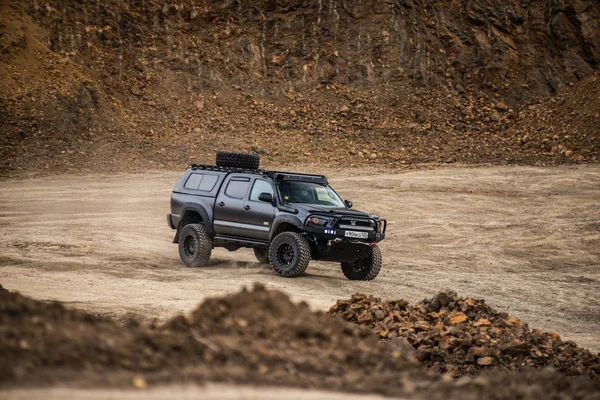 Habarovsk, Rusya Federasyonu - 7 Ekim 2018: Toyota Tacoma hızlı bir offroad sürüş — Stok fotoğraf