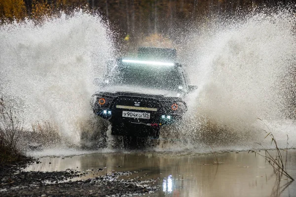 Хабаровськ - 7 жовтня 2018: Toyota Такома швидко їздити на за позашляховий — стокове фото