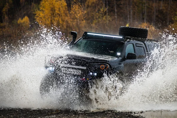 KHABAROVSK, RÚSSIA - 7 de outubro de 2018: Toyota Tacoma passeio rápido em um offroad — Fotografia de Stock