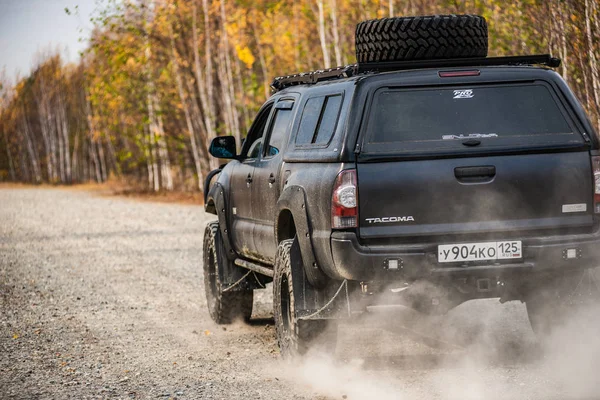 Khabarovsk, Oroszország - 2018. október 7.: Toyota Tacoma gyors lovagolni egy offroad — Stock Fotó