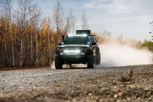 KHABAROVSK, RUSSIA - 7 ottobre 2018: Toyota Tacoma quick ride on a offroad — Foto Stock