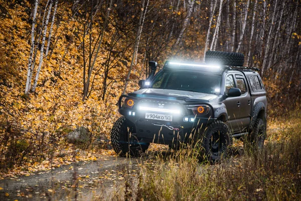 Khabarovsk, Oroszország - 2018. október 7.: Toyota Tacoma gyors lovagolni egy offroad — Stock Fotó