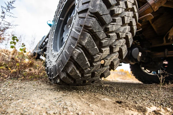 大轮子汽车特写镜头。越野4x4 概念 — 图库照片