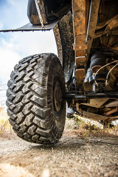 Μεγάλη ρόδα αυτοκινήτου closeup. Έννοια Offroad 4 x 4 — Φωτογραφία Αρχείου