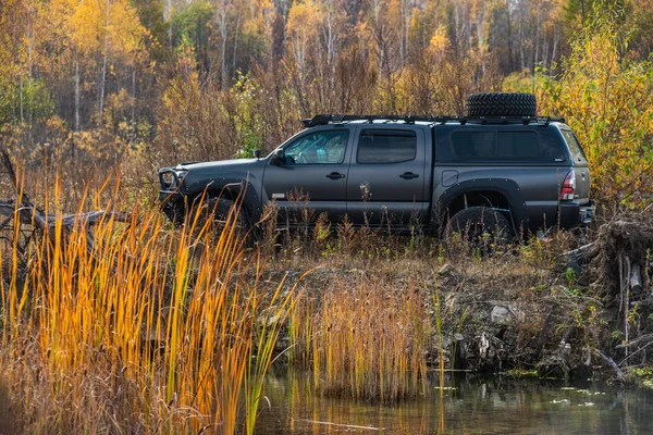 Bir offroad Toyota Tacoma hızlı yolculuk