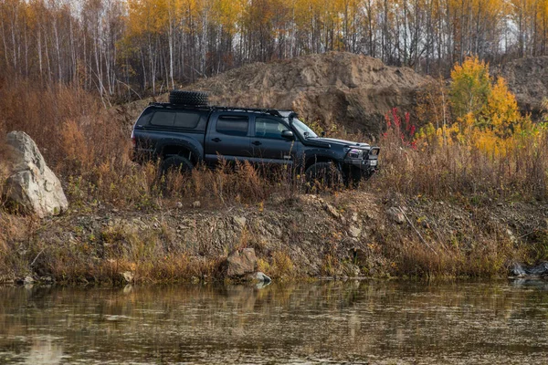 Toyota Tacoma paseo rápido en un todoterreno — Foto de Stock