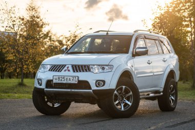 Mitsubishi Pajero spor ve güneşli bir sonbahar ağaçlarda. Habarovsk, Rusya Federasyonu. 12 Ekim 2018