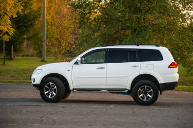 Mitsubishi Pajero spor ve güneşli bir sonbahar ağaçlarda. Habarovsk, Rusya Federasyonu. 12 Ekim 2018