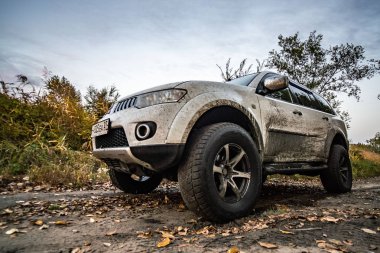 Mitsubishi Pajero spor ve güneşli bir sonbahar ağaçlarda. Habarovsk, Rusya Federasyonu. 12 Ekim 2018
