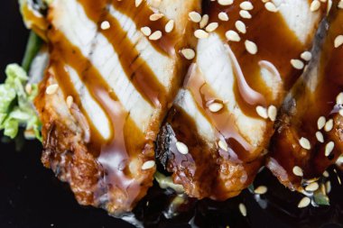 unagi sos füme yılan balığı salatası. Japon yemekleri