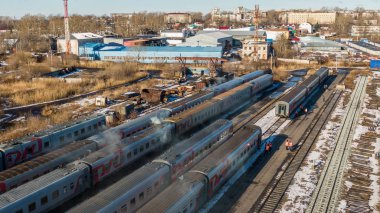 Khabarovsk, Kasım. 15, 2018: Demiryolu demiryolu deposu, binek otomobillerin görünümü. Yolcu treni, vagonlar deposunda. Rus Demiryolları yolcu treni. Rusya logosu