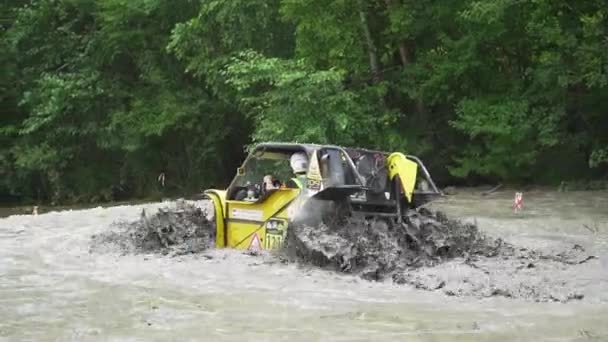 Автомобиль внедорожник Драйв через грязь Форд 4x4 — стоковое видео