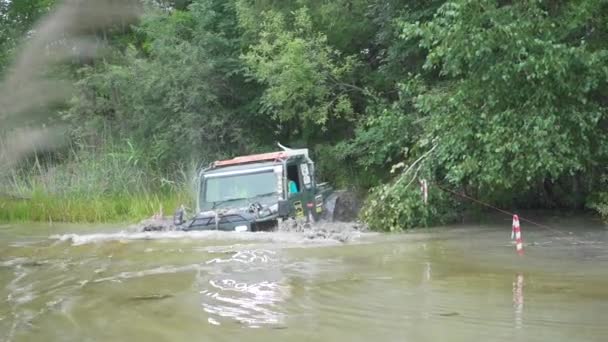 Araba Suv sürücü Ford 4 x 4 çamur ile — Stok video