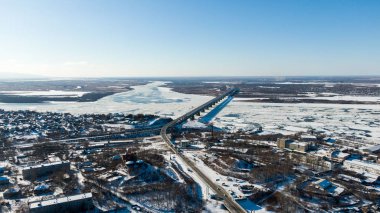 Amur Nehri Doğu Rusya Habarovsk şehir içinde geçen Khabarovsk Köprüsü-karayolu ve demiryolu köprüsü. Uçak fotoğrafları