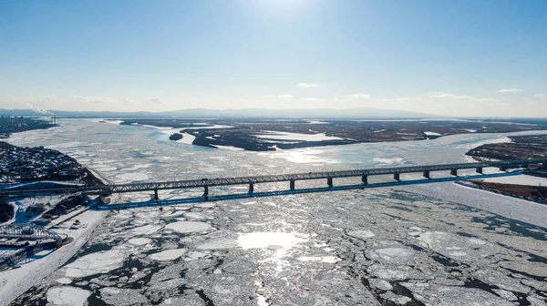 Amur Nehri Doğu Rusya Habarovsk şehir içinde geçen Khabarovsk Köprüsü-karayolu ve demiryolu köprüsü. Uçak fotoğrafları