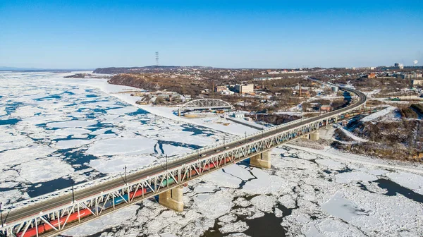Puente-carretera y puente ferroviario de Jabárovsk que cruza el río Amur en la ciudad de Jabárovsk en el este de Rusia. fotos del dron — Foto de Stock