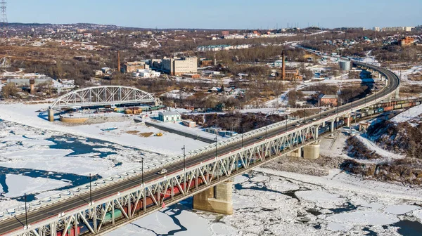 Puente-carretera y puente ferroviario de Jabárovsk que cruza el río Amur en la ciudad de Jabárovsk en el este de Rusia. fotos del dron — Foto de Stock
