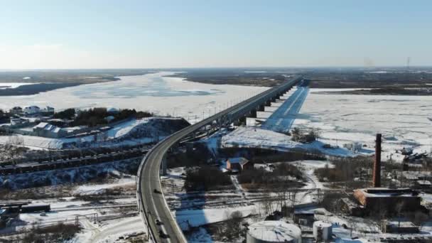 Puente-carretera y puente ferroviario de Jabárovsk que cruza el río Amur en la ciudad de Jabárovsk en el este de Rusia. fotos del dron — Vídeo de stock