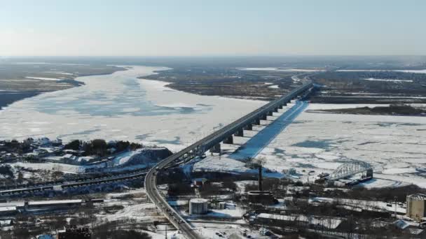 Ponte-estrada de Khabarovsk e ponte ferroviária que cruza o rio Amur na cidade de Khabarovsk, no leste da Rússia. fotos do drone — Vídeo de Stock