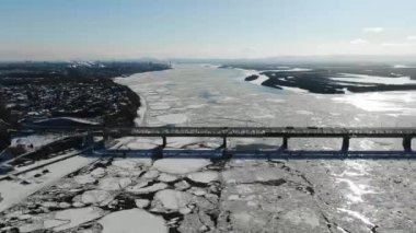 Amur Nehri Doğu Rusya Habarovsk şehir içinde geçen Khabarovsk Köprüsü-karayolu ve demiryolu köprüsü. Uçak fotoğrafları
