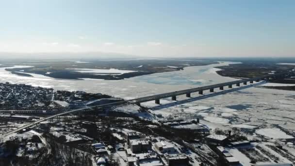 Brug-weg en spoor Chabarovskbrug die over de rivier de Amoer in de stad van Chabarovsk in het oosten van Rusland. foto's van de drone — Stockvideo