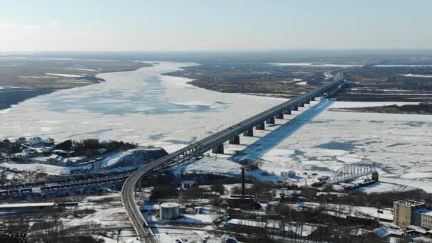 Brug-weg en spoor Chabarovskbrug die over de rivier de Amoer in de stad van Chabarovsk in het oosten van Rusland. foto's van de drone — Stockvideo