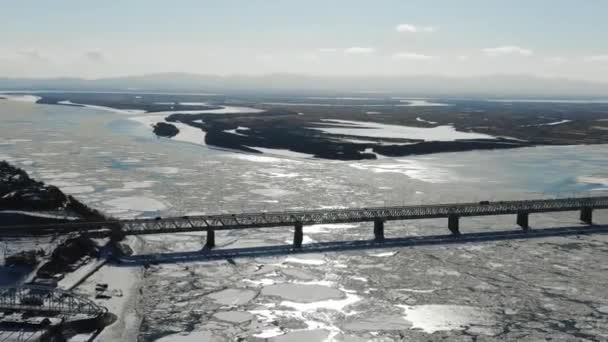 Chabarowsk Brücke-Straße und Eisenbahnbrücke, die den Amur in der Stadt Chabarowsk im Osten Russlands überquert. Fotos aus der Drohne — Stockvideo