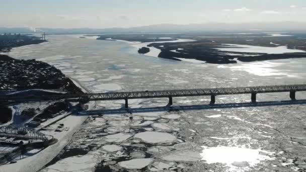 Jembatan dan jembatan Khabarovsk yang melintasi sungai Amur di kota Khabarovsk di Rusia Timur. foto dari drone — Stok Video