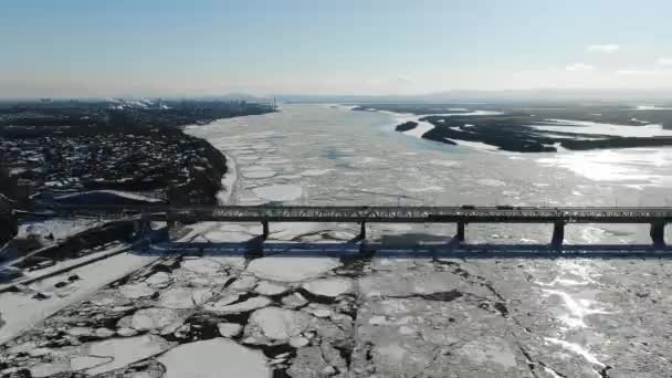 Brug-weg en spoor Chabarovskbrug die over de rivier de Amoer in de stad van Chabarovsk in het oosten van Rusland. foto's van de drone — Stockvideo