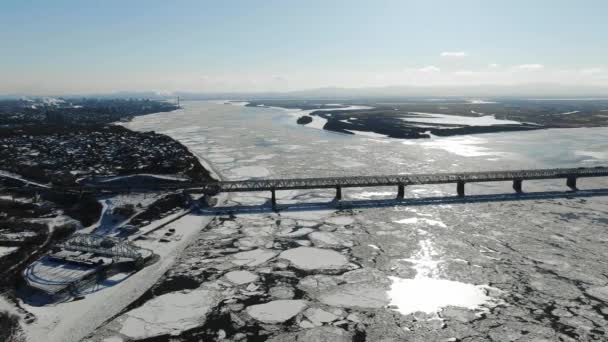 Khabarovsk bridge-väg och järnväg bro som korsar floden Amur i staden av Khabarovsk i östra Ryssland. bilder från drönaren — Stockvideo
