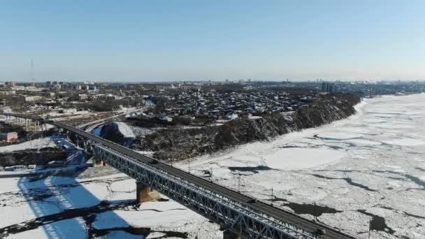 Хабаровский мост-дорога и железнодорожный мост, пересекающий реку Амур в городе Хабаровске на востоке России. фото с дрона — стоковое видео